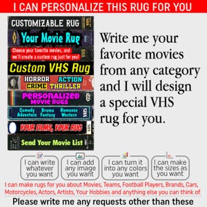 Może przedstawiać: Obraz promocyjny dla niestandardowych dywan&oacute;w VHS. Obraz przedstawia stos kaset VHS z nakładkami tekstowymi, takimi jak "Your Movie Rug" i "Custom VHS Rug". Tekst zachęca klient&oacute;w do przesyłania ulubionych film&oacute;w w celu spersonalizowania projektu dywanu. Dodatkowy tekst szczeg&oacute;łowo opisuje opcje dostosowywania.