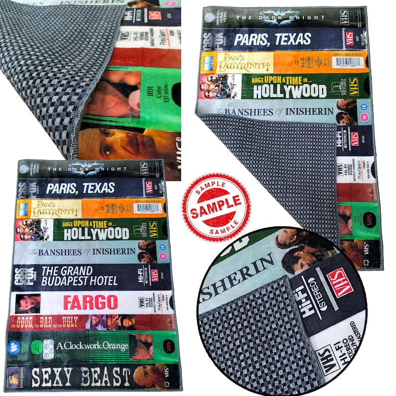 Może przedstawiać: Prostokątny dywan z szaro-białym wzorem w kratę, z zestawem kaset VHS z tytułami film&oacute;w, takimi jak "Paris, Texas" i "Sexy Beast". Dywan ma estetykę retro, ze stemplem "Sample".