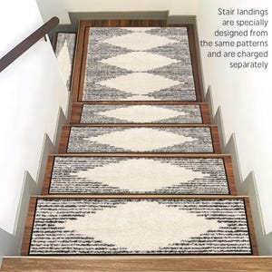 Puede incluir: Un conjunto de cinco pelda&ntilde;os de escalera con estampado blanco y negro con un dise&ntilde;o geom&eacute;trico. Los pelda&ntilde;os est&aacute;n hechos de un material suave y mullido y est&aacute;n dise&ntilde;ados para agregar un toque de estilo y comodidad a cualquier escalera.
