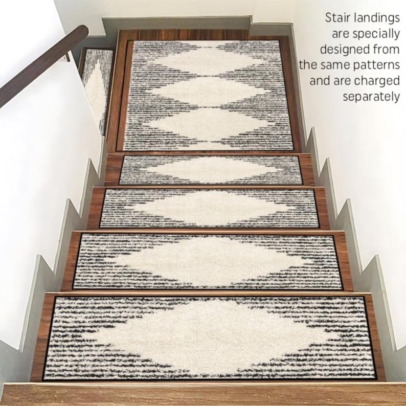 Puede incluir: Un conjunto de cinco pelda&ntilde;os de escalera con estampado blanco y negro con un dise&ntilde;o geom&eacute;trico. Los pelda&ntilde;os est&aacute;n hechos de un material suave y mullido y est&aacute;n dise&ntilde;ados para agregar un toque de estilo y comodidad a cualquier escalera.