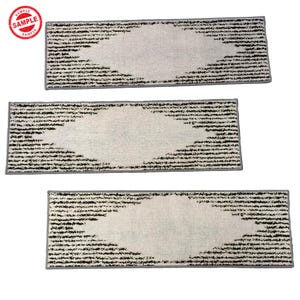 Puede incluir: Tres caminos de mesa antideslizantes beige y negro. Los caminos tienen un dise&ntilde;o geom&eacute;trico sutil con un fondo gris claro y l&iacute;neas negras.