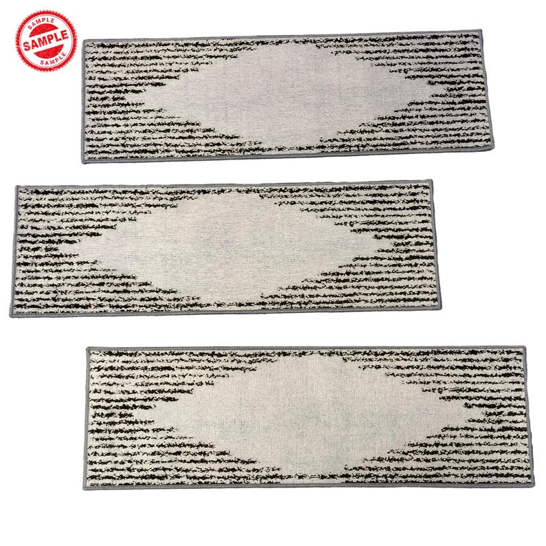 Puede incluir: Tres caminos de mesa antideslizantes beige y negro. Los caminos tienen un dise&ntilde;o geom&eacute;trico sutil con un fondo gris claro y l&iacute;neas negras.