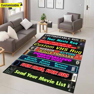 Dywan VHS na zamówienie, dywan VHS, dywan z okładką VHS, dywan z grzbietem VHS, dywan z lat 80., dywan nostalgiczny, dywan filmowy, spersonalizowany dywan filmowy, dywan popkulturowy, dywan vintage zdjęcie 3