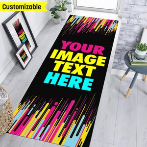 Può includere: Un tappeto da corridoio nero e bianco con strisce colorate di rosa, giallo e blu. Il tappeto ha il testo "YOUR IMAGE TEXT HERE" in un carattere colorato.