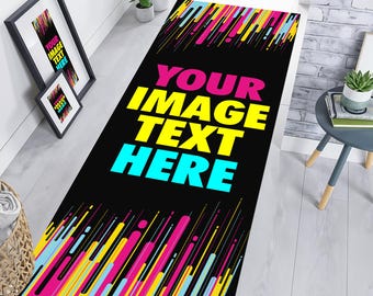 Puede incluir: Una alfombra de pasillo negra y blanca con rayas coloridas de rosa, amarillo y azul. La alfombra tiene el texto "YOUR IMAGE TEXT HERE" en una fuente colorida.