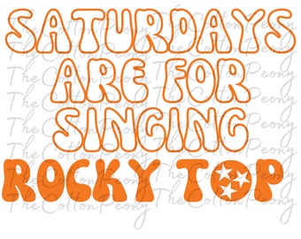 Puede incluir: Diseño gráfico naranja y blanco con el texto "Saturdays are for singing Rocky Top" en una fuente retro. El diseño presenta una estrella blanca con tres estrellas blancas en su interior.