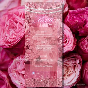 Könnte beinhalten: Eine rosa Menükarte mit dem Wort "Menü" oben, umgeben von rosa Rosen und floralen Akzenten. Die Speisekarte listet eine Vorspeise, ein Hauptgericht und ein Dessert auf, mit dem Text "Michelle's 30th Birthday" unten.