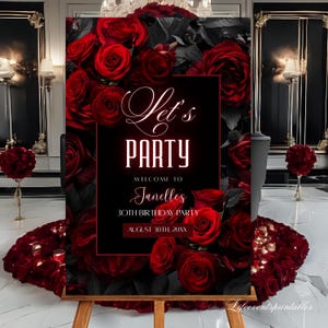 Könnte beinhalten: Ein Party-Willkommensschild mit schwarzem Hintergrund und roten Rosen. Auf dem Schild steht "Let's PARTY" in weißer Schrift, mit dem Namen "Janelle's" und dem Datum "30. August 20XX" darunter. Das Schild wird auf einer Holzstaffelei präsentiert.