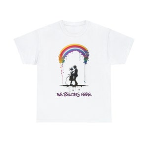We Belong Here - Impresión digital Street Art Graffiti en camiseta blanca - imagen, estilo banky cumpleaños en casa Navidad Aniversario regalo gay