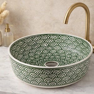 Peut inclure: Un chien Shiba Inu portant un collier de marin rayé bleu et blanc. Le chien a un pelage orange et blanc duveteux et regarde directement l'appareil photo. Le collier a un petit charme d'ancre de couleur or.