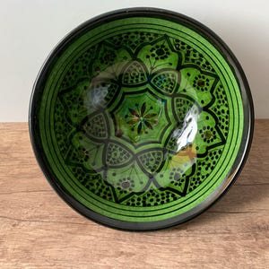 Handgjord marockansk keramikskål med traditionella gröna mönster, 25 cm