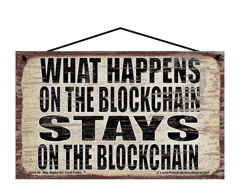 K&ouml;nnte beinhalten: Ein rustikales Holzschild mit einem abgenutzten wei&szlig;en Hintergrund und schwarzem Text, der "Was auf der Blockchain passiert, bleibt auf der Blockchain" lautet.