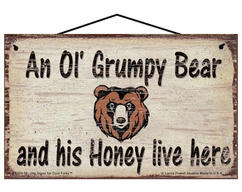 Bear Themed Sign - An Ol' Grumpy Bear And His Honey Live Here - Vintage Style Funny Home Decor - Unique Welcome Sign for Old Married People