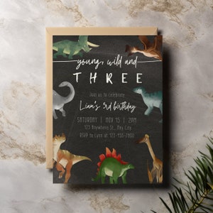 Modèle d'invitation de fête d'anniversaire de jeune, sauvage et trois dinosaures avec photo, invitation imprimable modifiable pour une fête à thème dinosaure de trois ans