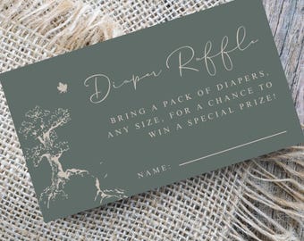 Op de afbeelding: Een groene kaart met de tekst "Diaper Raffle" in cursief. De tekst eronder luidt "Bring a pack of diapers, any size, for a chance to win a special prize!" Er is een regel voor een naam en een kleine illustratie van een boom met een blad.