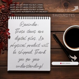 K&ouml;nnte beinhalten: Ein Notizblock mit Spiralbindung, der handschriftlichen Text enth&auml;lt: &bdquo;Erinnerung: Diese Artikel sind digitale Dateien. Es wird kein physisches Produkt versendet. Vielen Dank f&uuml;r Ihr Verst&auml;ndnis!&ldquo; Eine Tasse Kaffee und ein Stift sind ebenfalls zu sehen.