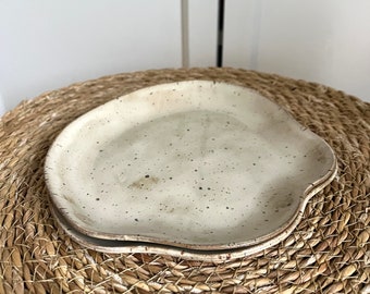handgemachter Keramikteller Schale gewellt beige
