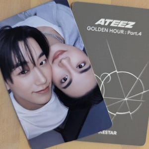Op de afbeelding: Twee fotokaarten. Eén kaart toont twee mensen dicht bij elkaar, glimlachend. De andere kaart is grijs met de tekst "ATEEZ GOLDEN HOUR: Part.4" en een geometrisch ontwerp.