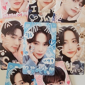 Peut inclure: Un ensemble de neuf cartes photo représentant différentes images de jeunes hommes. Les cartes ont des arrière-plans colorés variés et présentent des cœurs, des étoiles et d'autres éléments décoratifs. Les cartes comprennent du texte en coréen, notamment les mots "Je t'aime" et "Aujourd'hui".