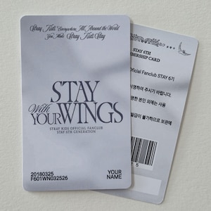 Op de afbeelding: Twee witte Stray Kids fanclub lidmaatschapskaarten. De voorkant leest "STAY With YOUR WINGS" en "STRAY KIDS OFFICIAL FANCLUB STAY 6TH GENERATION." De achterkant heeft tekst in het Koreaans en Engels, waaronder "STAY 6TH MEMBERSHIP CARD."