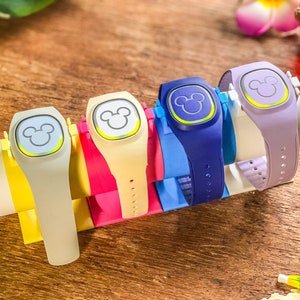Magic Band Plus Charger: Family 4-pack Docking Station