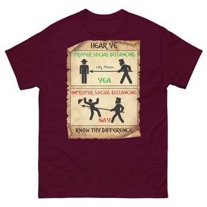 Puede incluir: Una camiseta de color granate con una ilustración de estilo medieval que representa la distancia social correcta e incorrecta. La ilustración muestra dos figuras de palo, una con una espada y otra sin ella, con el texto "Hear Ye", "Proper Social Distancing", "1.83 Meters", "Yea", "Improper Social Distancing", "Nay", y "Know Thy Difference".