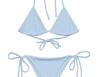 Könnte beinhalten: Ein hellblauer Bikini mit einem Dreiecks-Oberteil und einem seitlich zu bindenden Unterteil.