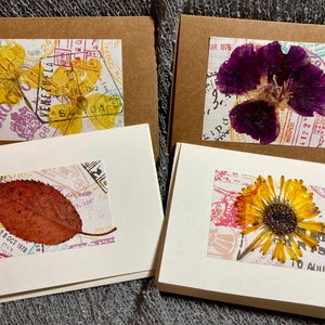 Cartes uniques faites à la main de 3,5 x 15 cm (lot de 4) vraies fleurs pressées avec un fond de papier décoratif, sur une carte de correspondance vierge pliée.