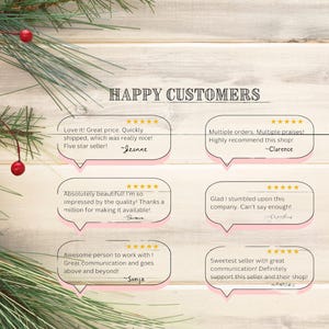 Puede incluir: Imagen que muestra testimonios de clientes con calificaciones de cinco estrellas. El texto incluye frases como "&iexcl;Me encanta! Gran precio", "&iexcl;Absolutamente hermoso!" y "El vendedor m&aacute;s dulce". El fondo es una textura de madera clara con vegetaci&oacute;n navide&ntilde;a.