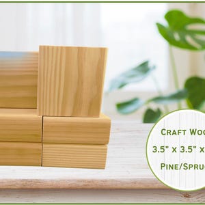 Peut inclure: Un empilement de blocs de bois non finis, en pin ou en épicéa, mesurant 8,9 cm sur 8,9 cm sur 3,8 cm. L'étiquette indique CRAFT WOOD, ainsi que les dimensions.