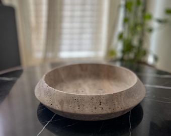 Bandeja de piedra de travertino artesanal: decoración natural para el hogar (25 cm)