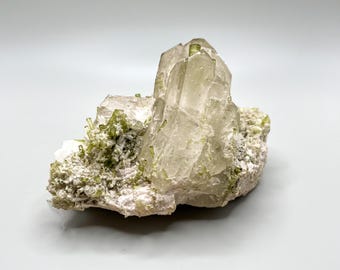 Turmalina verde, quartzo, rocha-mãe, pedras preciosas, minerais, gemas e minerais