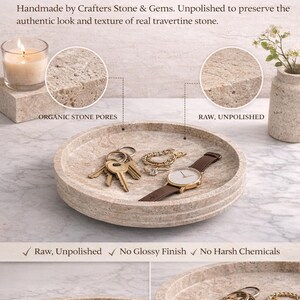 Puede incluir: Una bandeja redonda de piedra travertino natural beige con un acabado rugoso y sin pulir. La bandeja contiene un juego de llaves de metal, una pulsera de cadena dorada y un reloj de pulsera con correa de cuero marr&oacute;n. Texto: NATURAL TRAVERTINE FINISH.