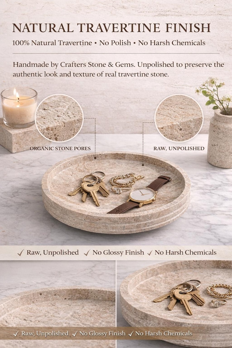 Puede incluir: Una bandeja redonda de piedra travertino natural beige con un acabado rugoso y sin pulir. La bandeja contiene un juego de llaves de metal, una pulsera de cadena dorada y un reloj de pulsera con correa de cuero marr&oacute;n. Texto: NATURAL TRAVERTINE FINISH.