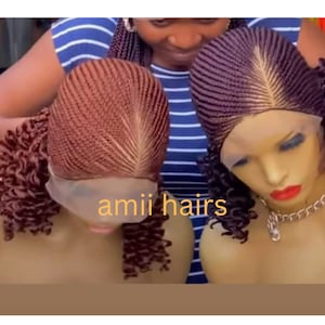 Könnte beinhalten: Zwei geflochtene Perücken mit lockigen Haarverlängerungen. Die Perücken befinden sich auf Mannequins mit dem Text "amii hairs" in der Mitte des Bildes.
