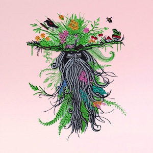 Könnte beinhalten: Gestickte Kunst mit einer bärtigen Figur mit Blumenkrone und grauem Bart. Das Design zeigt eine Vielzahl bunter Blumen, grünes Laub und einen kleinen Vogel und ein Insekt. Der Hintergrund ist ein zartes Rosa.