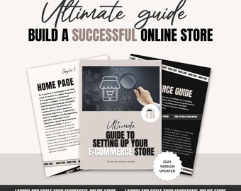 Puede incluir: Una guía en blanco y negro con el título "Ultimate Guide to Setting Up Your E-Commerce Store" y el texto "Build Your Passive Income". La guía está abierta en una página titulada "Home Page" con el texto "Una página de inicio de comercio electrónico es el primer punto de entrada para los compradores en línea. Es la piedra angular de una plataforma donde los productos están disponibles para el público. Una página de inicio de un sitio web debe estar diseñada para captar y atraer a los visitantes y brindar una experiencia de compra fluida. Debe ser fácil de navegar y visualmente atractiva y ofrecer suficiente información para influir y atraer al cliente. Una página de inicio debe contener o proporcionar acceso rápido a los productos o servicios que ofrece, atención al cliente, opciones de pago, el objetivo de su negocio y cualquier otra información relevante. Las primeras impresiones cuentan y los visitantes se ven influenciados al causar un impacto positivo en ellos y crear una experiencia eficiente en su plataforma de comercio electrónico si es posible."