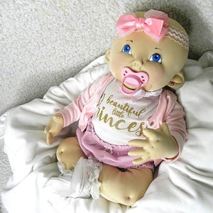 Babypop met zachte sculptuur