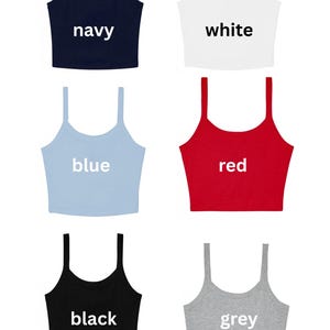Pode incluir: Uma cole&ccedil;&atilde;o de seis tops curtos sem mangas dispostos em duas colunas. As cores incluem azul-marinho, branco, azul-claro, vermelho, preto e cinza. Cada top apresenta um decote redondo e al&ccedil;as finas, com o nome da cor impresso no centro.