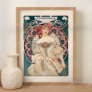 Peut inclure: Une affiche vintage Art nouveau représentant une femme en robe blanche avec une couronne de fleurs. L'affiche est encadrée dans un cadre en bois et porte le texte "F. CHAMPENOIS" et "PARIS".