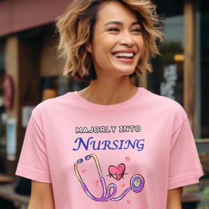 Hauptsächlich in die Krankenpflege-T-Shirt, lustiges Krankenschwester-Student-T-Stück, Pflegeschul-Geschenk-Shirt, zukünftige RN Grafik-T-Shirt, Krankenschwester-Anerkennungsgeschenk