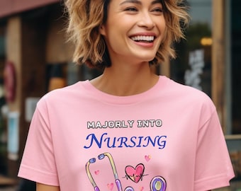 Majorly Into Nursing T-shirt, grappig T-shirt verpleegster student, shirt Nursing School cadeau, T-shirt toekomst RN Graphic, verpleegkundige waardering cadeau