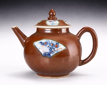Tetera antigua de cerámica bataviana, panel con diseño de abanico floral, período Qianlong, siglo XVIII