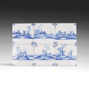 Puede incluir: Un conjunto de seis azulejos antiguos de Delft, cada uno con una escena de paisaje azul y blanco pintada a mano. Las escenas representan edificios, figuras y árboles, con acentos florales decorativos en las esquinas. Los azulejos están dispuestos en forma rectangular.