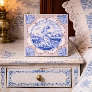 Piastrella olandese di Delft in manganese e blu, raffigurante una pastorella, XVIII secolo. Antica.