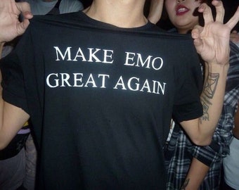 Camiseta "Make Emo Great Again" - Gráfico Y2K - Nostalgia da Internet - Texto Engraçado e Irônico - 2014-2016