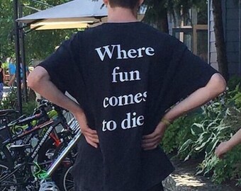 Onde a diversão morre - Camiseta gráfica Y2K - Nostalgia da Internet - Texto engraçado e irônico - 2014-2016 - Indie