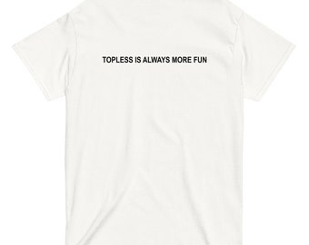 Camiseta com estampa "Topless Is Always More Fun Y2K" (Sem blusa é sempre mais divertido) - Nostalgia da Internet - Texto engraçado e irônico - 2016/2014