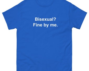 Bissexual? Por mim tudo bem. Camiseta com estampa Y2K, nostalgia da internet, texto engraçado e irônico, 2014-2016.