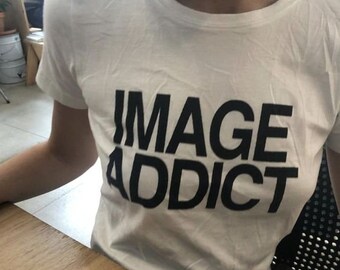 Camiseta gráfica Image Addict Y2K, nostalgia da internet, texto engraçado e irônico.